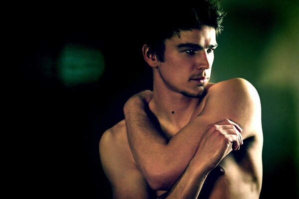 L attore Josh Hartnett guarda lontano