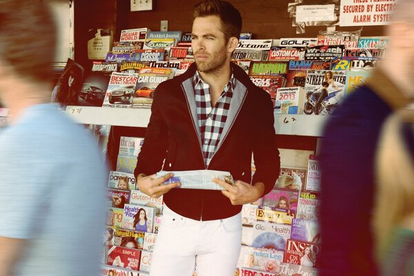 Dans le magazine, l acteur Chris Pine