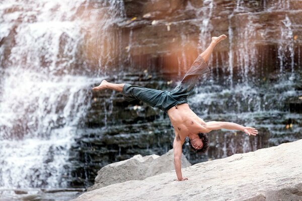 Michael Demski bailando en una cascada