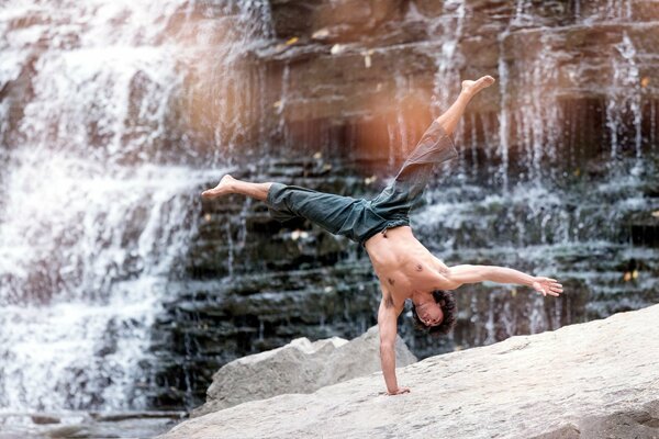 Michael Demsky balla su una cascata