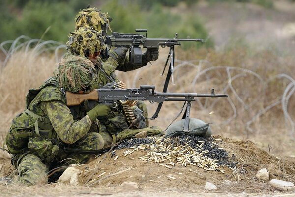 Les soldats en embuscade attendent l offensive