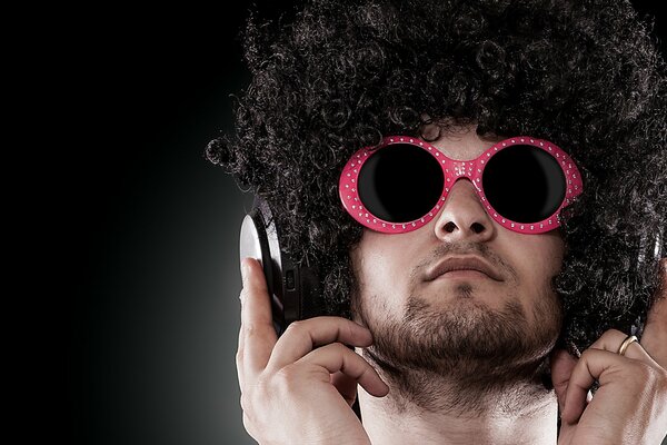 Kinky hombre con gafas y auriculares