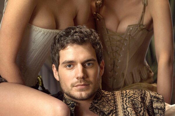 Henry Cavill, acteur de la série télévisée Tudor et deux dames en corsets