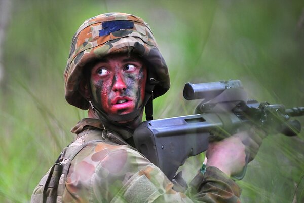 Soldat avec des armes en embuscade