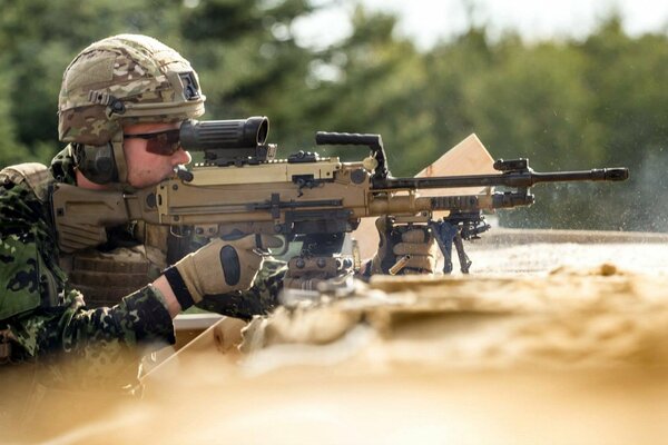 Soldat de l armée danoise avec des armes