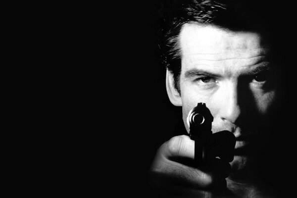 Pierce Brosnan jako James Bond z pistoletem