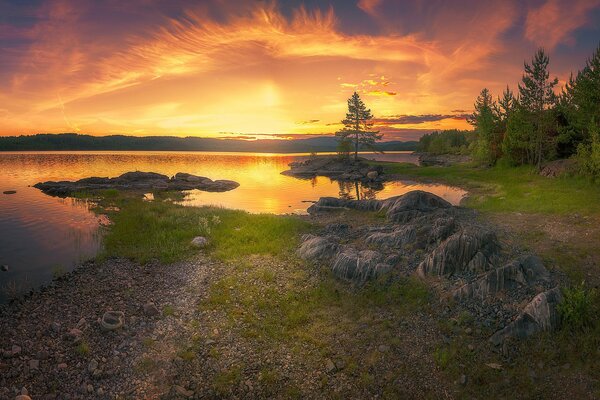 Coucher de soleil chaud sur la rivière. Paysage