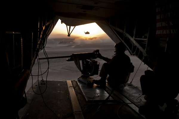 Soldado armado al atardecer