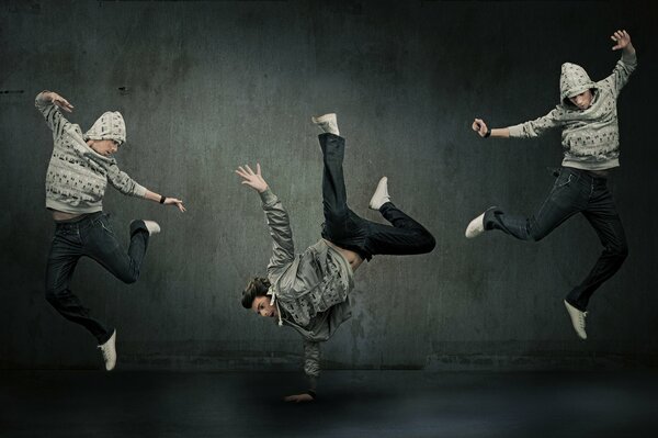 Tres chicos bailando break Dance