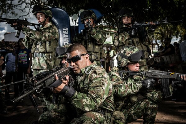 Armas y soldados-juntos la fuerza