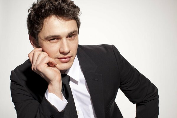 James Franco con chaqueta negra