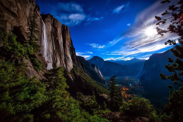 Cascada de la montaña. Parque nacional de Yosemite