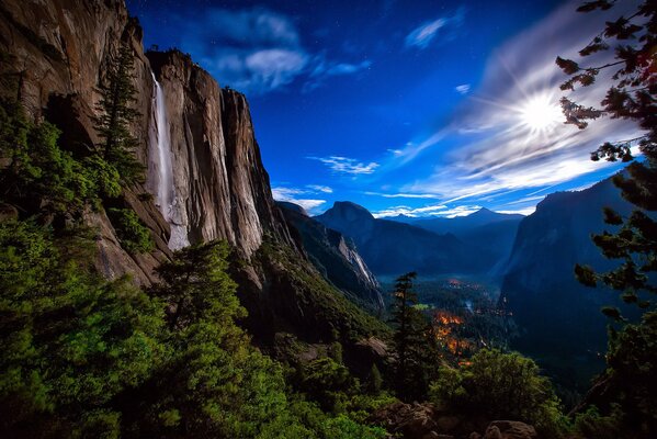 Cascata dalla montagna. Parco Nazionale Yosemite