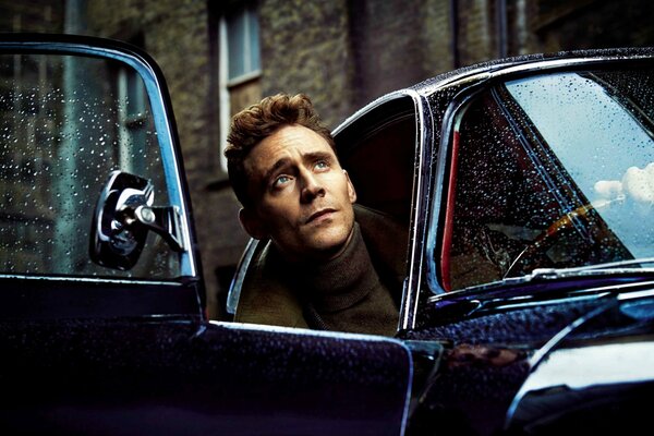 L acteur Tom hiddleston sort de la voiture