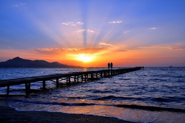 Hermosa puesta de sol que sale al mar