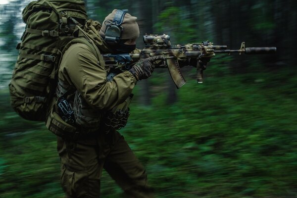 Pistolero con mochila en el bosque