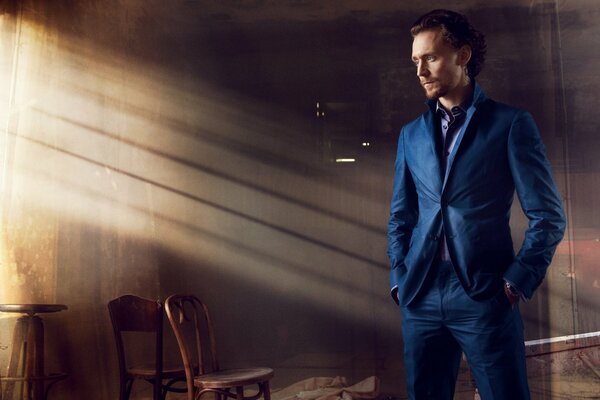 Том хиддлстон в синем костюме