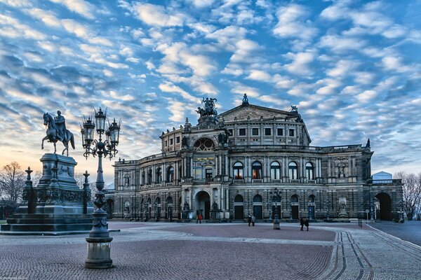 Wolken zerstreuen sich über dem Stadtplatz