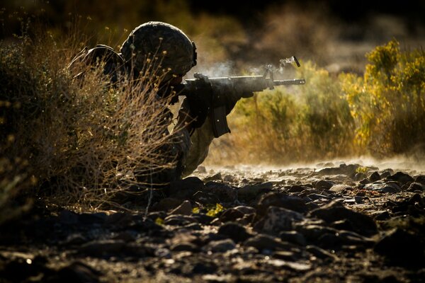 Soldado con armas en una emboscada