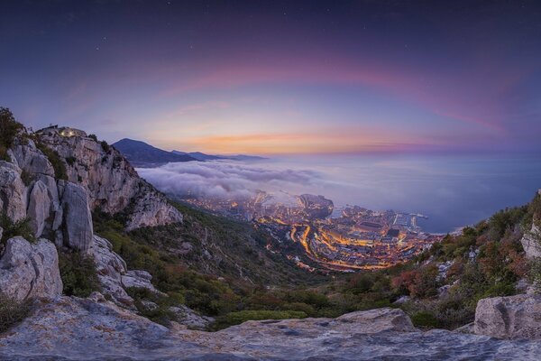 Am Fuße der Berge liegt die Stadt Monaco am Meer