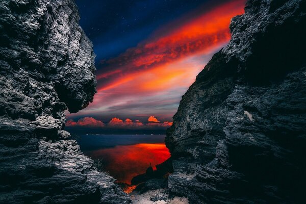 Falaises côtières sur fond de ciel nocturne