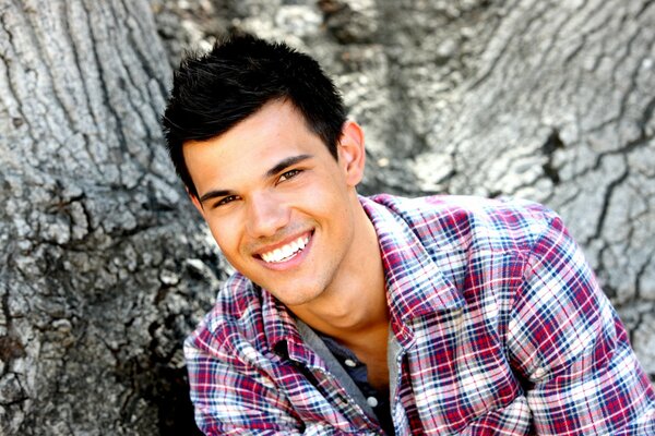 Attore sorridente Taylor Lautner