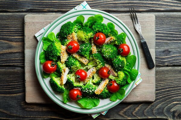 Broccoli and chicken salad with tomatoes