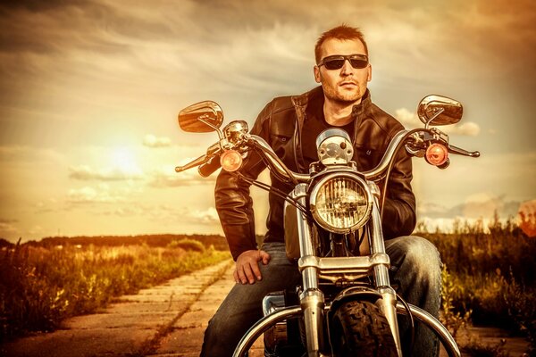 Hombre con gafas en una motocicleta