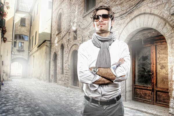 Uomo elegantemente vestito vicino alla strada della città vecchia