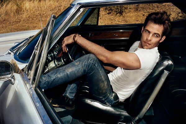 Chris Pine sentado en el coche