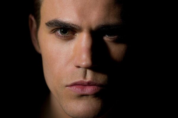 Paul Wesley na czarnym tle i jego przenikliwe spojrzenie