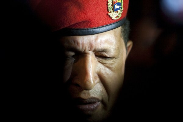 Comandante dans un béret rouge avec les yeux fermés