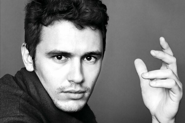 Aktor James Franco gest ręką pytające spojrzenie