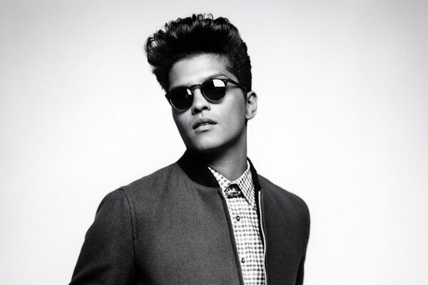 Bruno mars trägt schwarze brille