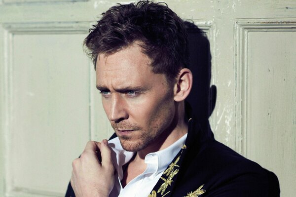 Tom Hiddleston con chaqueta de Libélula