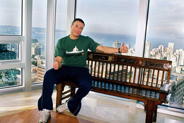 El joven Jean-Claude van Damme en la tienda