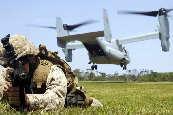 Entrenamiento militar con helicóptero