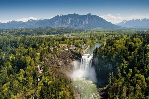 Spettacolare vista sulla cascata dall alto tra le montagne e la foresta