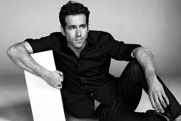 Foto en blanco y negro del actor Ryan Reynolds