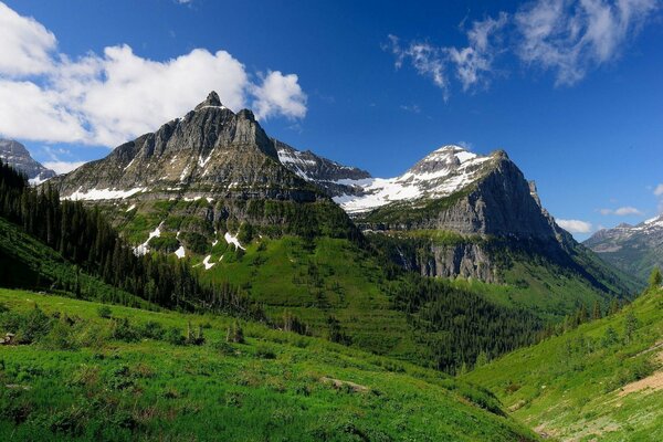 Les montagnes rocheuses sont couvertes de neige même en été