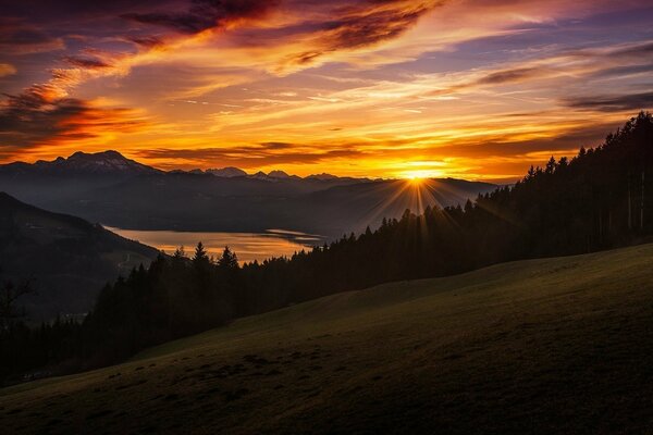 Feuriger Sonnenuntergang in den Bergen