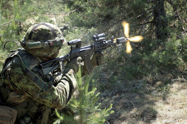 Ein Soldat der estnischen Armee feuert