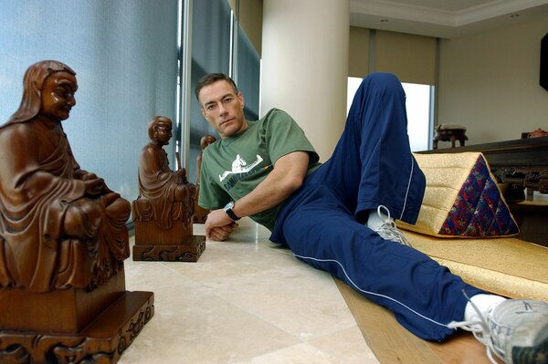 El actor Jean-Claude van Damme con estatuillas