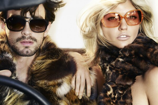 Hombre y mujer con gafas faciales