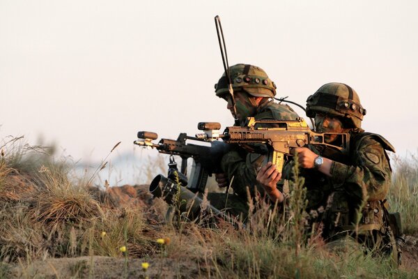 Soldats de l armée lettone avec des armes