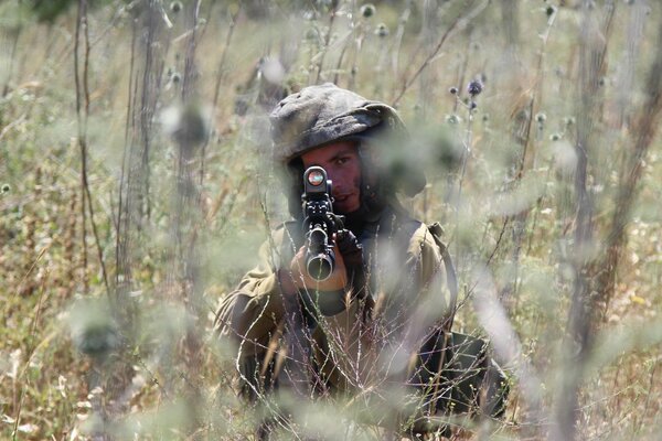 An Israeli soldier holding a sight