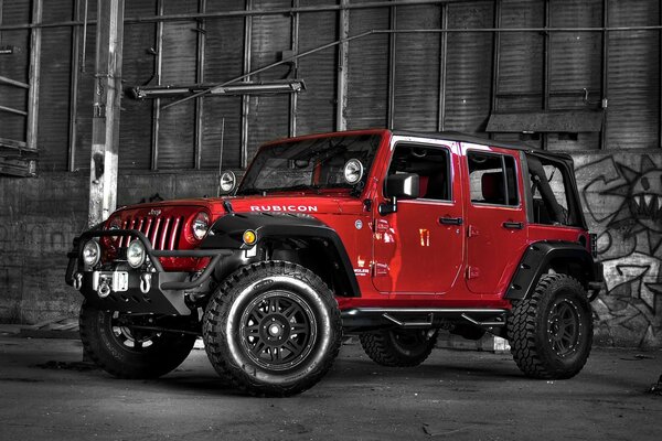 Jeep rojo sobre fondo oscuro