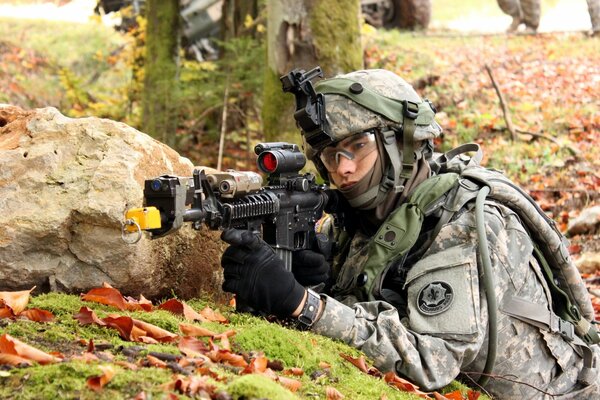 Un soldado con un arma en la mano