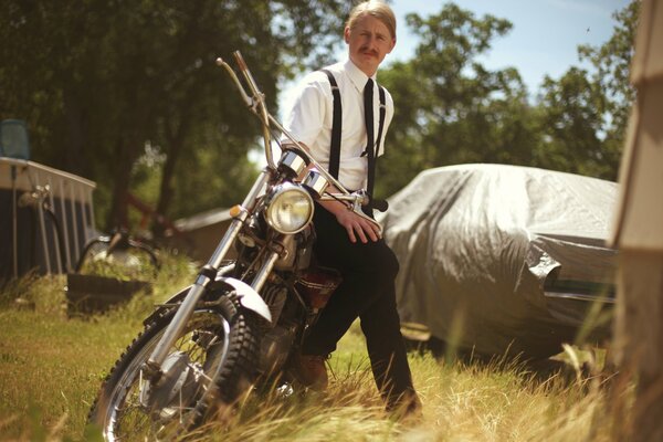 Mann auf Motorrad im Feld eins