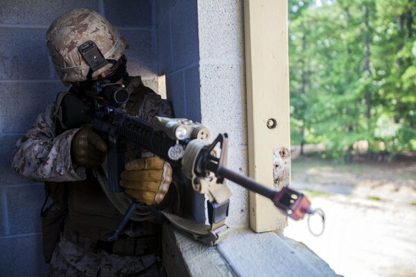 Soldat mit Waffen Marine Corps